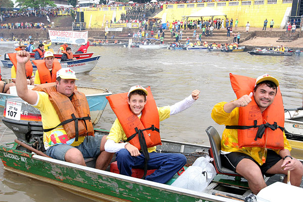Teams on the water, participating in the Festival Internacional de Pesca.